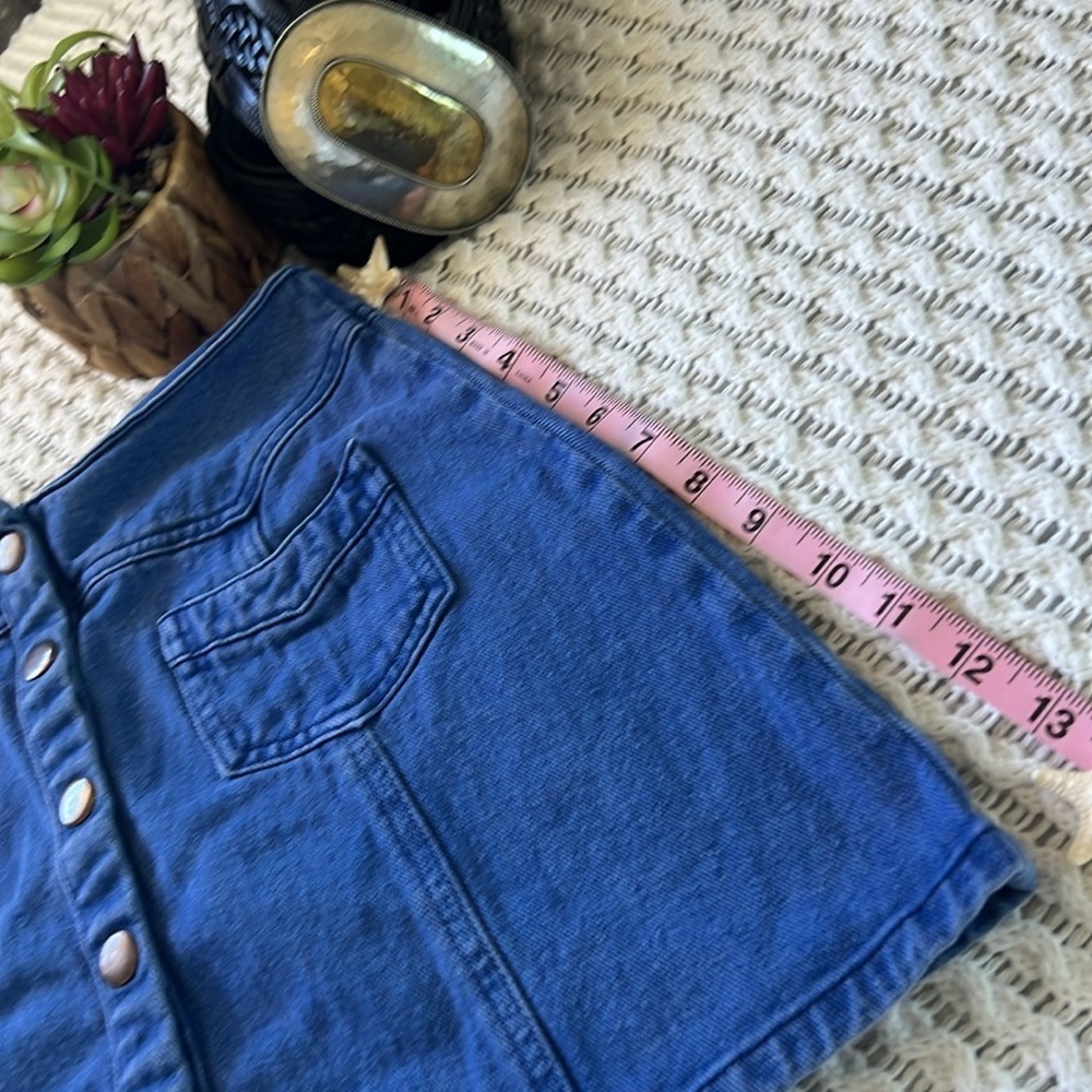 KENDALL & KYLIE Western Denim Mini Skirt with Snap Front | 28 - Picture 7 of 8